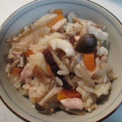 具だくさんなので、
美味しい炊き込みご飯になりましたよ。
少し薄味だったので、
生姜の佃煮を一緒に食べました。
ごちそうさま。